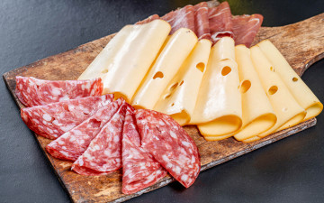 Картинка еда разное сыр колбаса салями ветчина ломтики