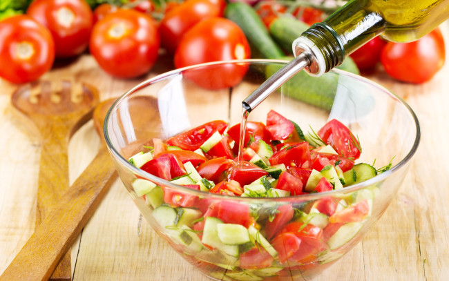 Обои картинки фото еда, салаты,  закуски, помидоры, огурцы, овощной, салат, масло
