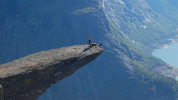 Картинка скала Язык тролля природа горы девушка trolltunga ????????+?????? ????+??????????? ??????+??????+???? ???????? ?????+???????? ??????+700+??????