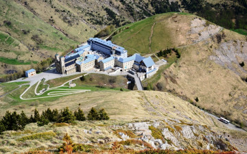 Картинка города здания дома горы долина дорога