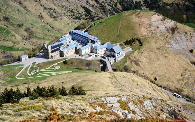 Обои картинки фото города, здания, дома, горы, долина, дорога