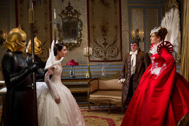 Обои картинки фото mirror, кино, фильмы, lily, collins, snow, white, evil, queen, julia, roberts