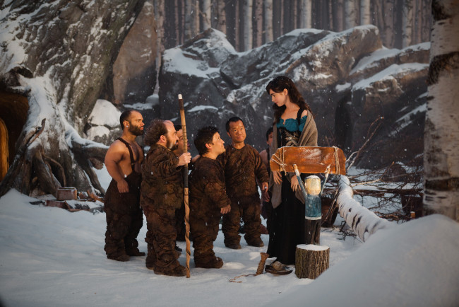 Обои картинки фото mirror, кино, фильмы, lily, collins, snow, white, гномы