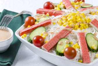 Картинка еда макаронные+блюда крабовые палочки вермишель кукуруза огурцы