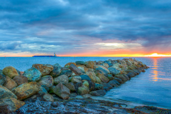 Картинка природа восходы закаты океан тучи горизонт камни коса