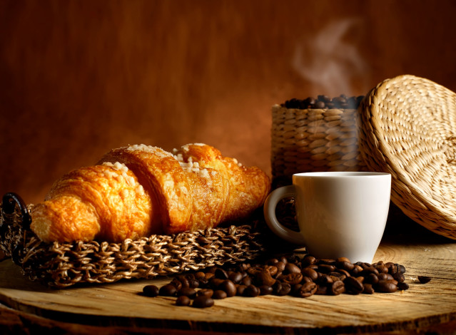 Обои картинки фото еда, кофе,  кофейные зёрна, чашка, круассан