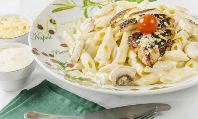 Обои картинки фото еда, макаронные блюда, мясо, соус, грибы