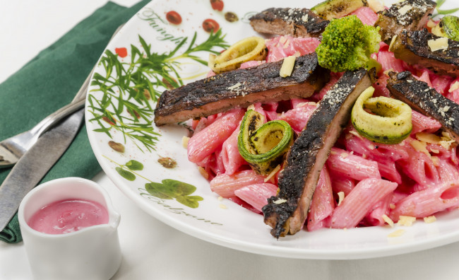 Обои картинки фото еда, макаронные блюда, соус, мясо