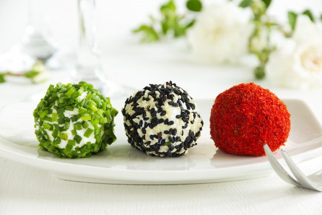 Обои картинки фото еда, салаты,  закуски, кунжут, шарики, лук