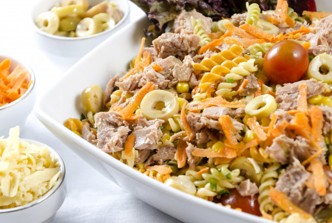 Обои картинки фото еда, макаронные блюда, оливки, мясо, макароны