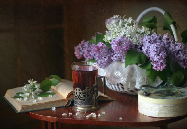 Обои картинки фото еда, напитки,  Чай, книга, стакан, сирень