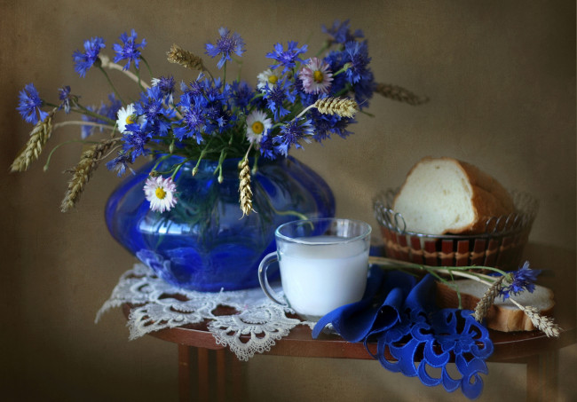 Обои картинки фото еда, натюрморт, хлеб, молоко, колоски, васильки