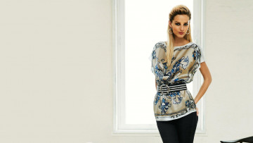 Картинка девушки michaela+kocianova микаела косьянова модель блондинка ремень пояс туника усмешка