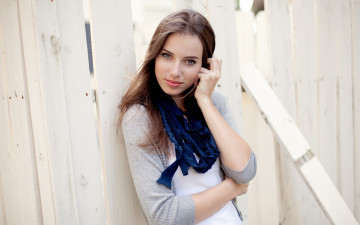 Картинка девушки -unsort+ брюнетки +шатенки забор кофта шарф улыбка megan+coffey