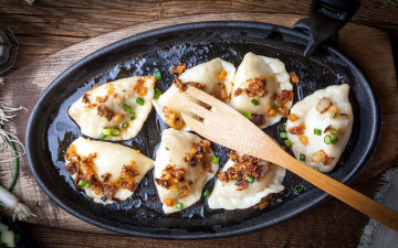 Картинка еда пельмени +манты +вареники сковородка лопатка