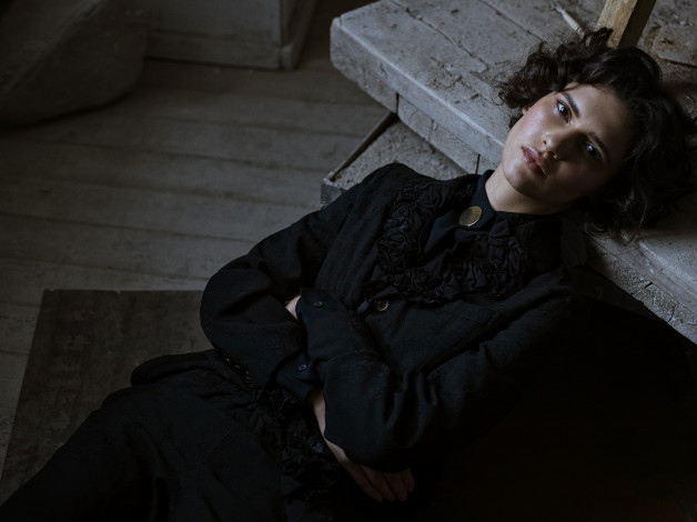 Обои картинки фото Яна годня, девушки, -unsort , брюнетки,  шатенки, брюки, блузка, взгляд, брюнетка, Яна, годня