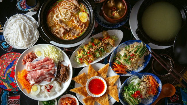 Обои картинки фото еда, разное, блюда, ассорти, мясо, овощи, соус, суп, лапша