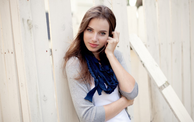 Обои картинки фото девушки, -unsort , брюнетки,  шатенки, забор, кофта, шарф, улыбка, megan coffey