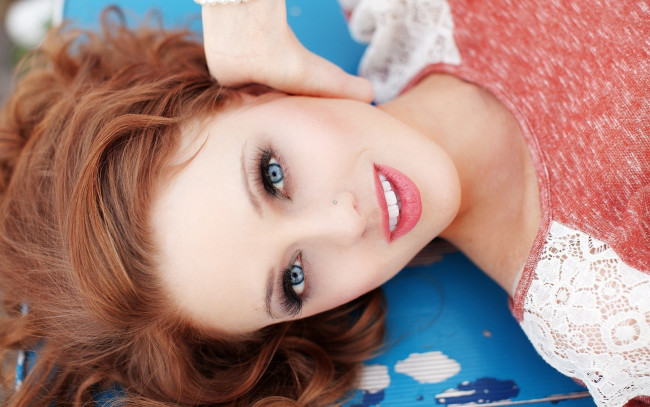 Обои картинки фото девушки, -unsort , лица,  портреты, рыжая, взгляд, улыбка, лицо, футболка, пирсинг