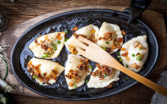 Обои картинки фото еда, пельмени,  манты,  вареники, сковородка, лопатка