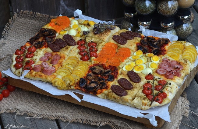 Обои картинки фото еда, пицца, фокача, выпечка, начинки, ветчина, колбаса, яйца, помидоры, специи, ассорти, томаты