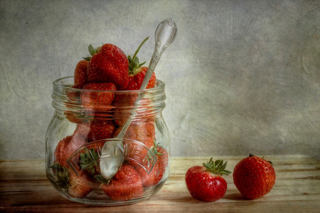 Обои картинки фото еда, клубника,  земляника, ягоды, ложка, банка