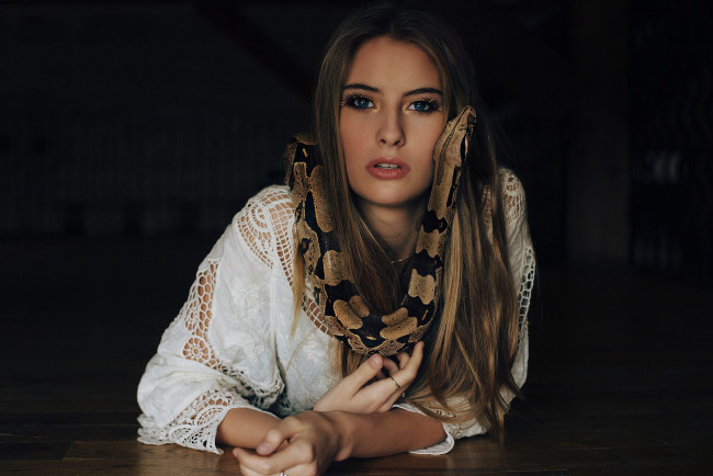 Обои картинки фото девушки, -unsort , брюнетки,  шатенки, взгляд, лицо