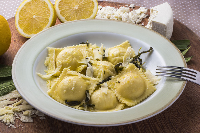 Обои картинки фото еда, пельмени,  манты,  вареники, лимон