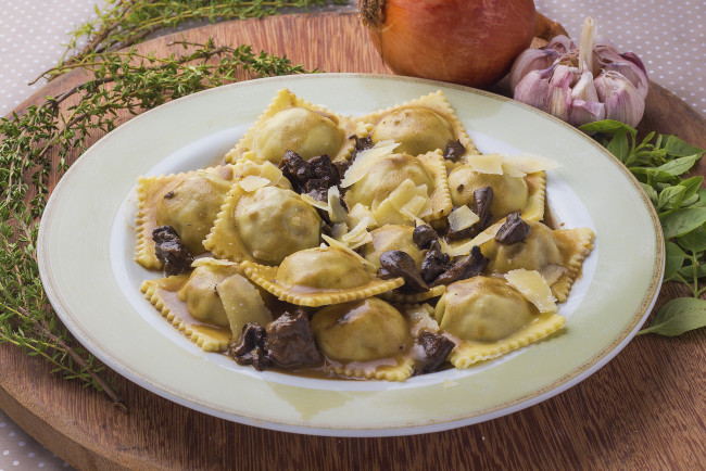 Обои картинки фото еда, пельмени,  манты,  вареники, овощи