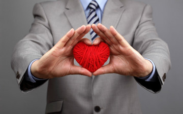 Картинка праздничные день+святого+валентина +сердечки +любовь сердце руки нитяное мужчина