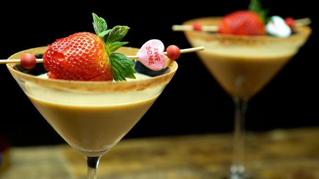 Обои картинки фото еда, напитки,  коктейль, бокал, коктейль, клубника