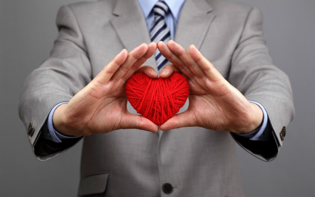 Обои картинки фото праздничные, день святого валентина,  сердечки,  любовь, сердце, руки, нитяное, мужчина