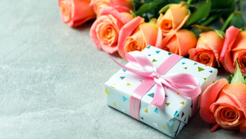 Картинка праздничные подарки+и+коробочки розы бутоны подарок лента бант