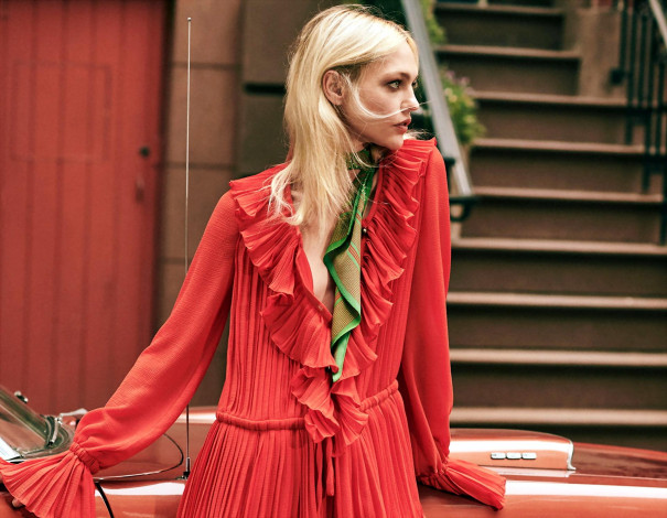 Обои картинки фото девушки, саша пивоварова, блондинка, наряд, машина, лестница