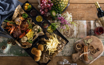 Картинка еда разное ананас виноград мясо креветки вино