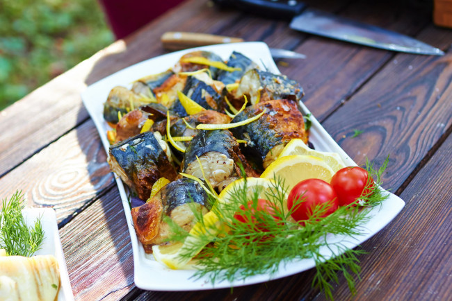 Обои картинки фото еда, рыбные блюда,  с морепродуктами, укроп, помидоры, рыба, жареная