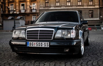 Картинка mercedes-benz+w124 автомобили mercedes-benz черный двор дорм