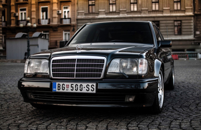 Обои картинки фото mercedes-benz w124, автомобили, mercedes-benz, черный, двор, дорм