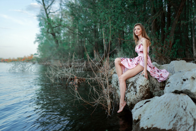 Обои картинки фото девушки, - брюнетки,  шатенки, река, камни, шатенка, поза, платье