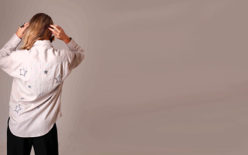 Картинка девушки tara+goddard русая рубашка брюки звезды