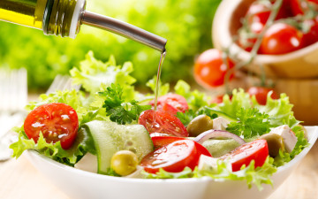обоя еда, салаты,  закуски, масло, салат, огурец, помидоры, оливки