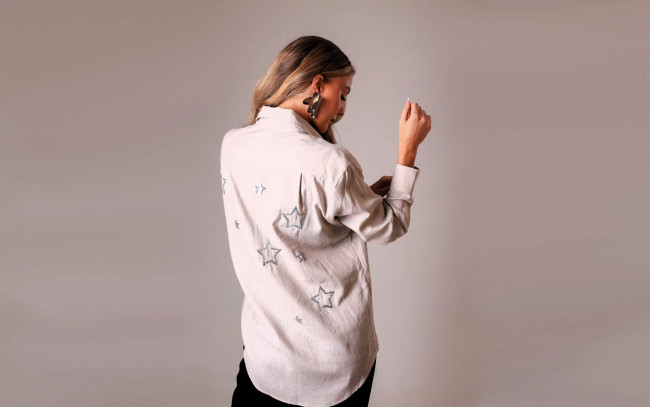 Обои картинки фото девушки, tara goddard, русая, рубашка, брюки, звезды