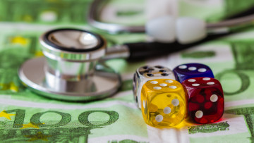 Картинка разное настольные игры азартные кубики деньги кости стетоскоп