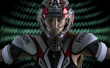 обоя спорт, американский футбол, взгляд, девушка, лицо, форма, игрок, шлем