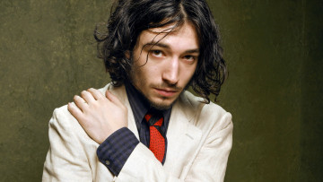 Картинка ezra+miller мужчины галстук бородка усики