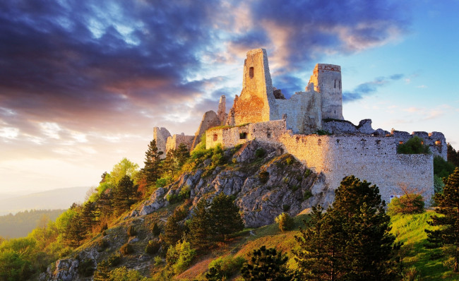 Обои картинки фото Чахтицкий замок,  словакия, города, замки Чехии, развалины, деревья, тучи, камни, руины, лес, гора