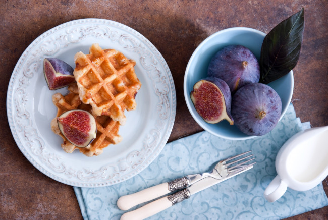 Обои картинки фото еда, блины,  оладьи, нож, инжир, вилка, вафли, десерт