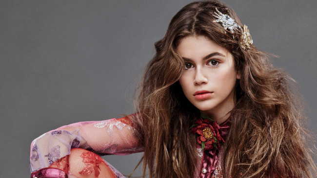 Обои картинки фото девушки, -unsort , брюнетки, темноволосые, блузка, шатенка, заколки, kaira, gerber