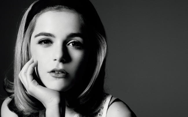 Обои картинки фото девушки, kiernan shipka, актриса, лицо, блондинка, черно-белая