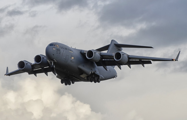 Обои картинки фото boeing c17a globemaster iii, авиация, военно-транспортные самолёты, ввс